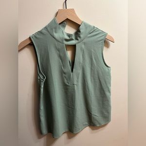 Cut off shirt with key-hole detail in front